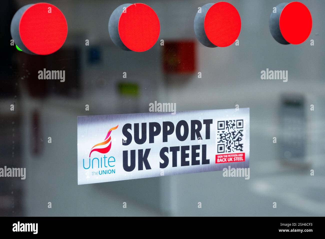 Unisci il supporto sindacale firma adesiva in acciaio del regno unito alla finestra degli uffici Unite di Leeds Foto Stock