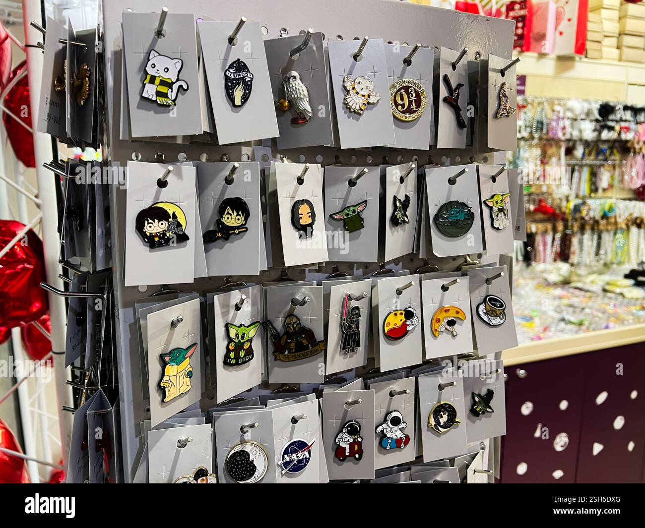 Kiev, Ucraina - 09 febbraio 2025: Raccolta di vari spille smaltate presso uno stand in un negozio Foto Stock