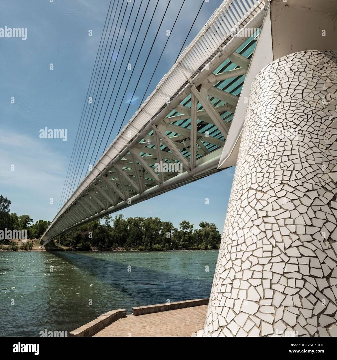 Sundial Bridge: Vista maestosa del Sundial Bridge, che si estende sul fiume con la sua caratteristica unica di meridiana, perfetta per l'architettura o i viaggi. Foto Stock