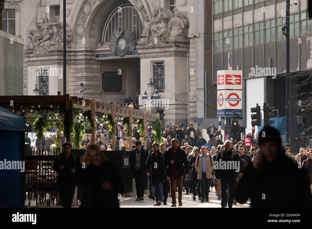 I pendolari passano accanto alla stazione di Waterloo a Londra, Regno Unito. I pedoni si stanno dirigendo da/per la metropolitana. Foto Stock