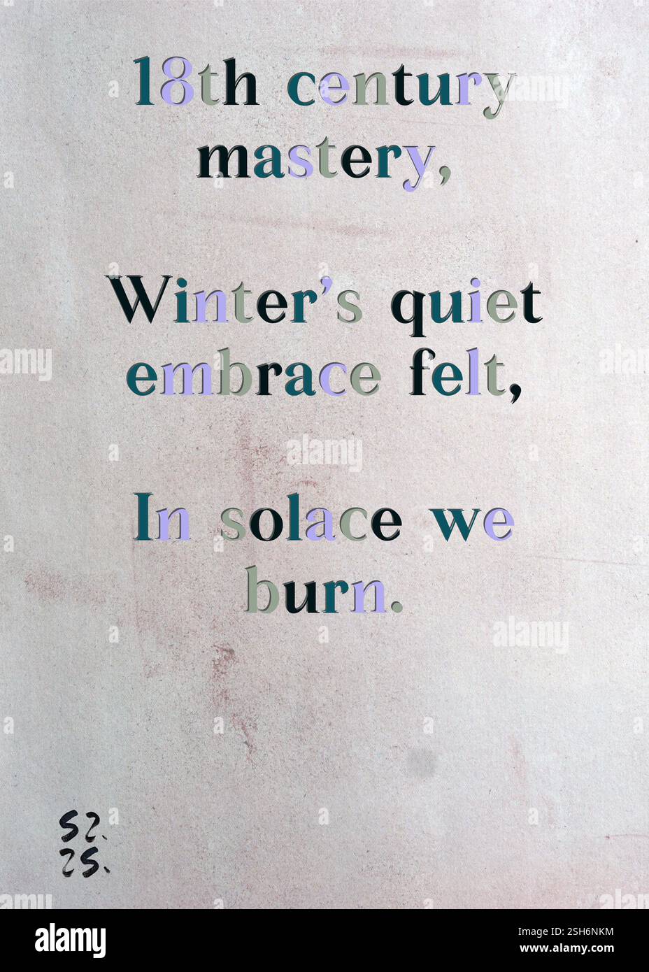 Maestria del XVIII secolo, l'abbraccio tranquillo di Inverno si sentiva, in conforto bruciamo. La Gilda degli scrittori d'argento di Frank Donovan. Arte di Zsuzsa Szikra. Poetry Art Print, Triplumes è una forma poetica unica ispirata al tradizionale haiku, composta da tre righe che catturano momenti di chiarezza, emozione e approfondimento. Nella nostra collezione abbracciamo la libertà del linguaggio, dove la fusione delle parole e la rimozione dei trattini è più di una scelta stilistica: È un modo per trasmettere unità e vicinanza tra le idee, creando un'espressione fluida e compatta che risuona con i ritmi della vita moderna. Foto Stock