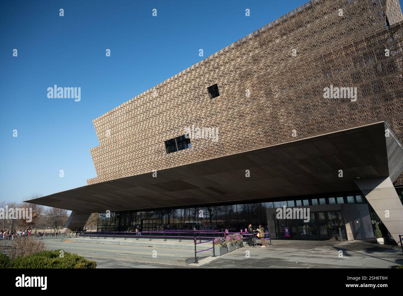 WASHINGTON DC - lo Smithsonian National Museum of African American History and Culture si trova su Constitution Avenue adiacente al Washington Monument. I caratteristici pannelli a corona color bronzo del museo formano una struttura a tre livelli ispirata all'arte e all'architettura africana. Progettato dall'architetto David Adjaye e inaugurato nel 2016, il museo occupa un terreno di 5 acri sul National Mall. Foto Stock