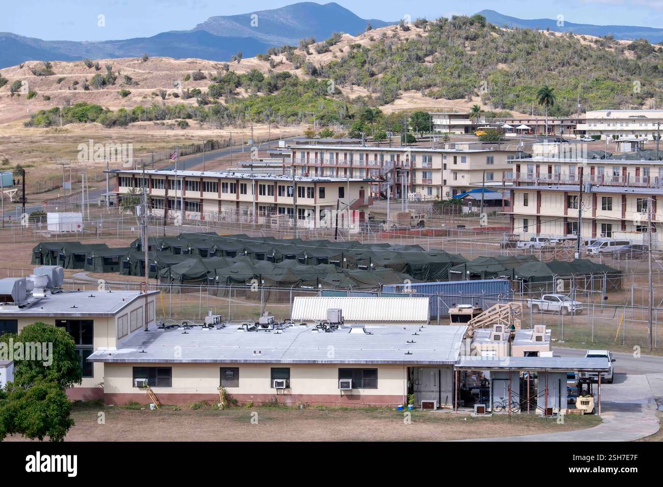 GUANTÁNAMO BAY, Cuba - un alieno illegale che tiene tende alla stazione navale di Guantánamo Bay a sostegno della missione del Dipartimento della difesa e del Dipartimento della sicurezza interna per espandere il Centro operativo illegale di detenzione degli alieni durante l'operazione Southern Guard alla stazione navale di Guantánamo Bay, Cuba. Sotto la direzione del presidente degli Stati Uniti al Dipartimento della sicurezza interna (DHS) e al Dipartimento della difesa, i membri del servizio militare degli Stati Uniti stanno sostenendo le operazioni di rimozione guidate dal DHS alla Naval Station Guantanamo Bay. Foto Stock