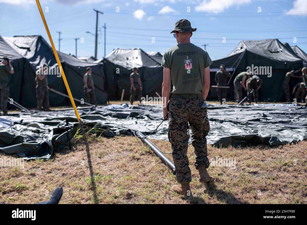 I marinai della Marina degli Stati Uniti e i soldati dell'esercito hanno allestito tende presso la stazione navale di Guantanamo Bay a sostegno della missione del Dipartimento della difesa e del Dipartimento della sicurezza interna per espandere il Centro operativo illegale di detenzione degli alieni durante l'operazione Southern Guard presso la stazione navale di Guantanamo Bay, Cuba. Sotto la direzione del presidente degli Stati Uniti al Dipartimento della sicurezza interna (DHS) e al Dipartimento della difesa, i membri del servizio militare degli Stati Uniti stanno sostenendo le operazioni di rimozione guidate dal DHS alla Naval Station Guantanamo Bay. Foto Stock