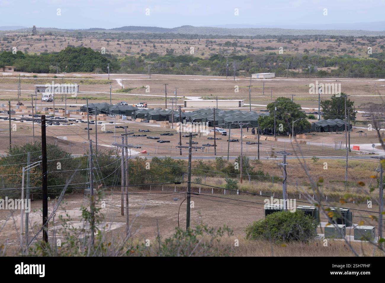 GUANTÁNAMO BAY, Cuba - un alieno illegale che tiene tende alla stazione navale di Guantánamo Bay a sostegno della missione del Dipartimento della difesa e del Dipartimento della sicurezza interna per espandere il Centro operativo illegale di detenzione degli alieni durante l'operazione Southern Guard alla stazione navale di Guantánamo Bay, Cuba. Sotto la direzione del presidente degli Stati Uniti al Dipartimento della sicurezza interna (DHS) e al Dipartimento della difesa, i membri del servizio militare degli Stati Uniti stanno sostenendo le operazioni di rimozione guidate dal DHS alla Naval Station Guantanamo Bay. Foto Stock