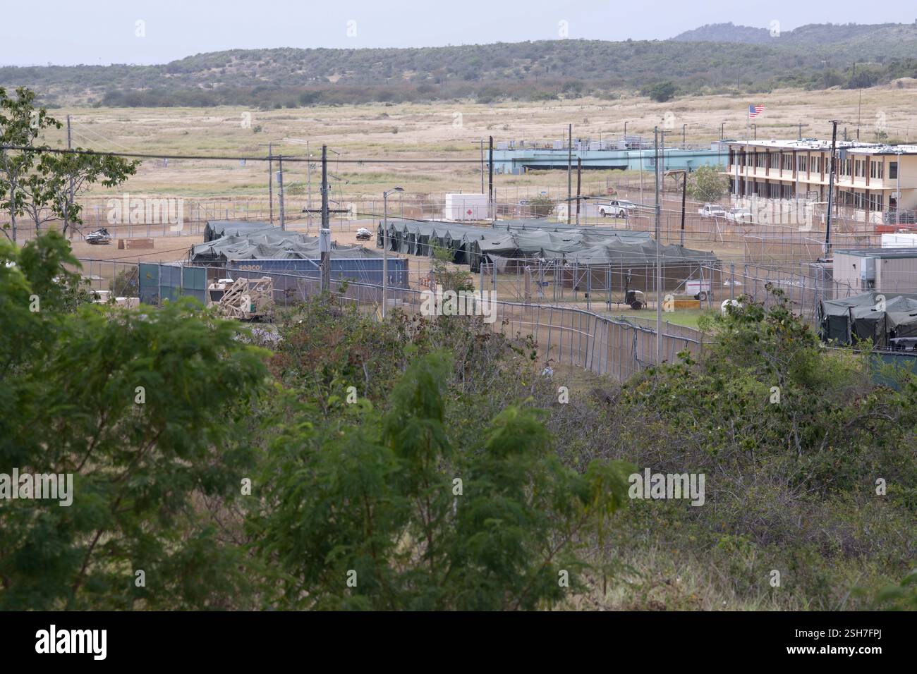 GUANTÁNAMO BAY, Cuba - un alieno illegale che tiene tende alla stazione navale di Guantánamo Bay a sostegno della missione del Dipartimento della difesa e del Dipartimento della sicurezza interna per espandere il Centro operativo illegale di detenzione degli alieni durante l'operazione Southern Guard alla stazione navale di Guantánamo Bay, Cuba. Sotto la direzione del presidente degli Stati Uniti al Dipartimento della sicurezza interna (DHS) e al Dipartimento della difesa, i membri del servizio militare degli Stati Uniti stanno sostenendo le operazioni di rimozione guidate dal DHS alla Naval Station Guantanamo Bay. Foto Stock
