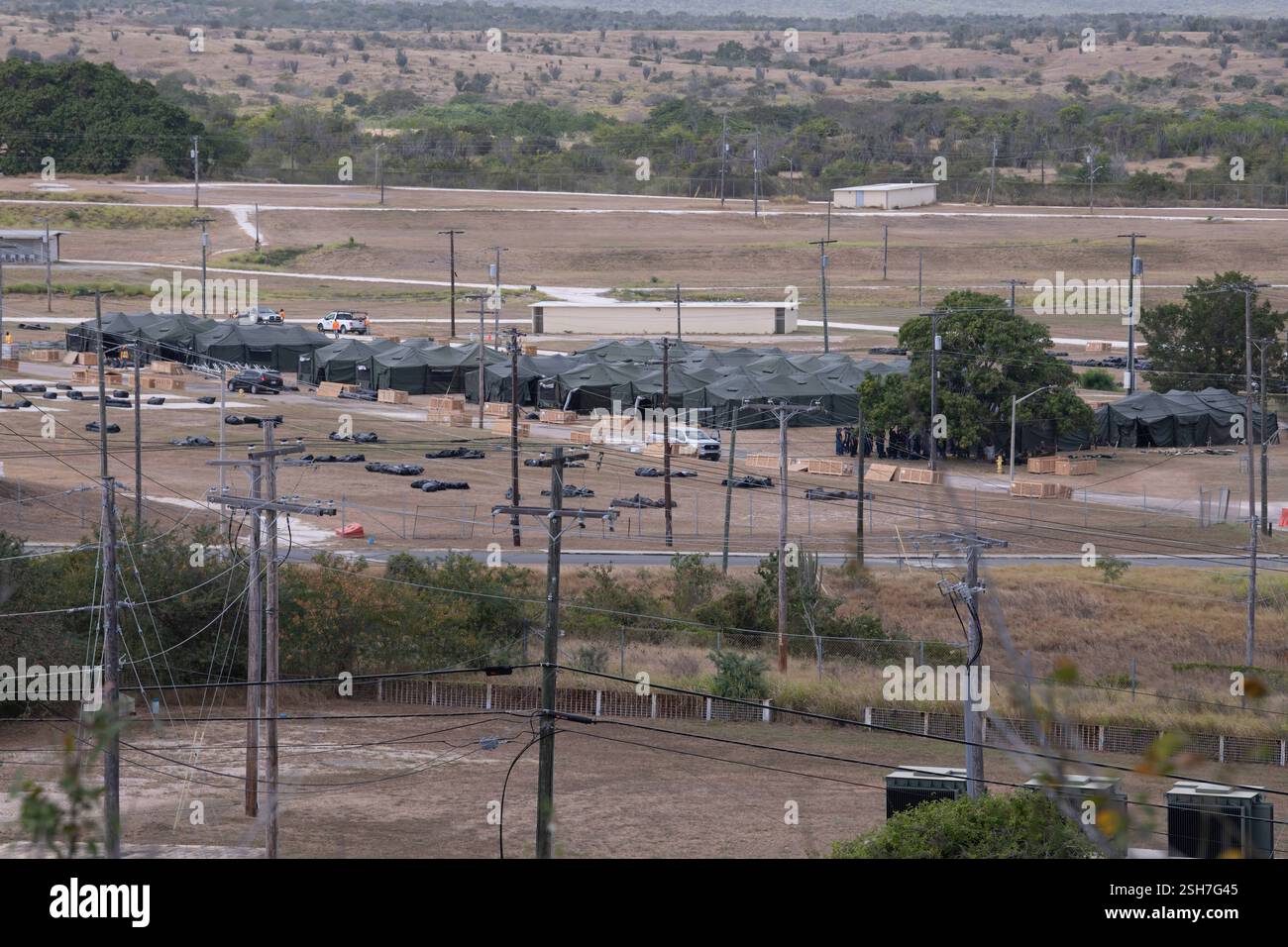 GUANTÁNAMO BAY, Cuba - un alieno illegale che tiene tende alla stazione navale di Guantánamo Bay a sostegno della missione del Dipartimento della difesa e del Dipartimento della sicurezza interna per espandere il Centro operativo illegale di detenzione degli alieni durante l'operazione Southern Guard alla stazione navale di Guantánamo Bay, Cuba. Sotto la direzione del presidente degli Stati Uniti al Dipartimento della sicurezza interna (DHS) e al Dipartimento della difesa, i membri del servizio militare degli Stati Uniti stanno sostenendo le operazioni di rimozione guidate dal DHS alla Naval Station Guantanamo Bay. Foto Stock