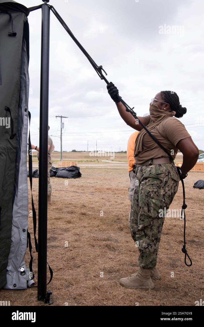 I marinai della Marina degli Stati Uniti e i soldati dell'esercito hanno allestito tende presso la stazione navale di Guantanamo Bay a sostegno della missione del Dipartimento della difesa e del Dipartimento della sicurezza interna per espandere il Centro operativo illegale di detenzione degli alieni durante l'operazione Southern Guard presso la stazione navale di Guantanamo Bay, Cuba. Sotto la direzione del presidente degli Stati Uniti al Dipartimento della sicurezza interna (DHS) e al Dipartimento della difesa, i membri del servizio militare degli Stati Uniti stanno sostenendo le operazioni di rimozione guidate dal DHS alla Naval Station Guantanamo Bay. Foto Stock