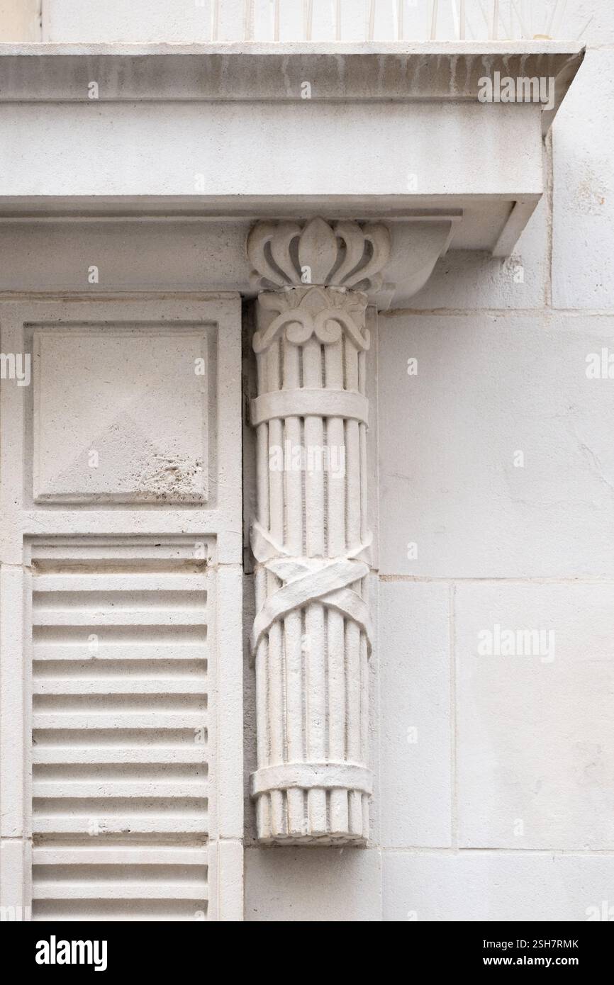 Fasces - simbolo originale del fascismo in Italia sotto Mussolini e simbolo ansioso dell'autorità romana scolpito nell'ingresso di un edificio, Kirkgate, Leeds Foto Stock