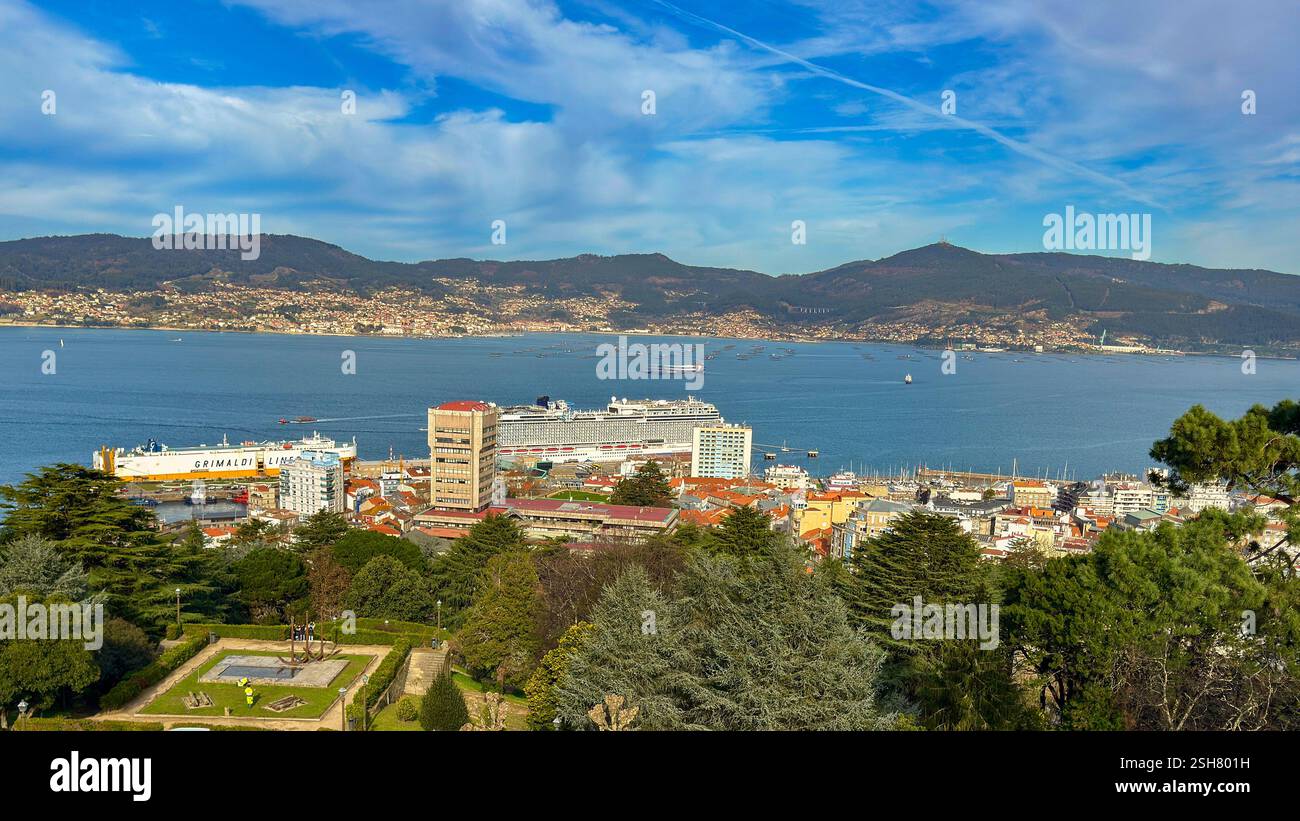Vigo, Spagna - 14 gennaio 2025: Vista panoramica del parco pubblico sul monte Castro che domina la città di Vigo. - Immagine stock catturata con smartphone