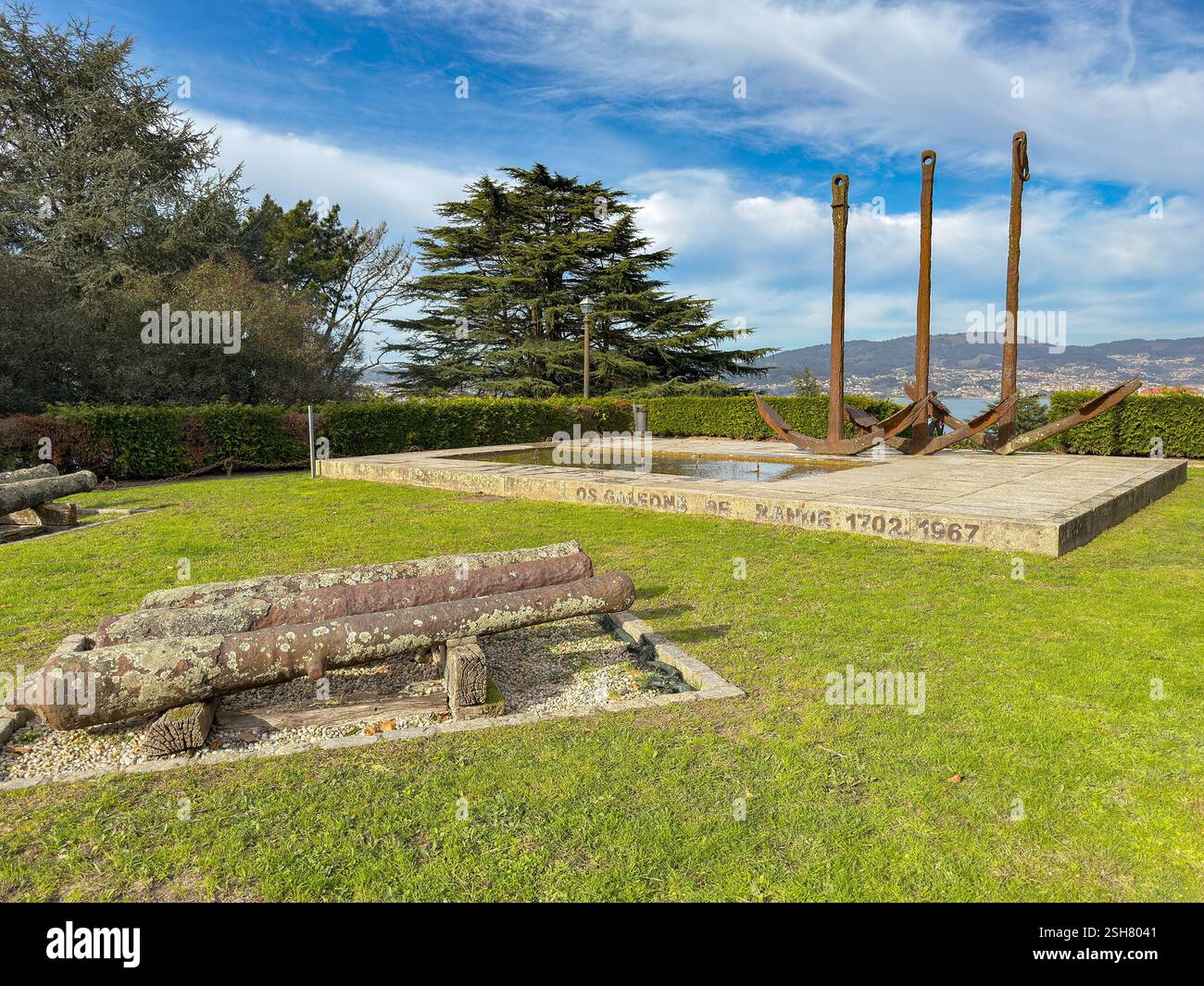 Vigo, Spagna - 14 gennaio 2025: Monumento di Anchors nel parco sul monte o Castro a Vigo. Commemora i galeoni nella battaglia di Rande - Immagine stock catturata con smartphone