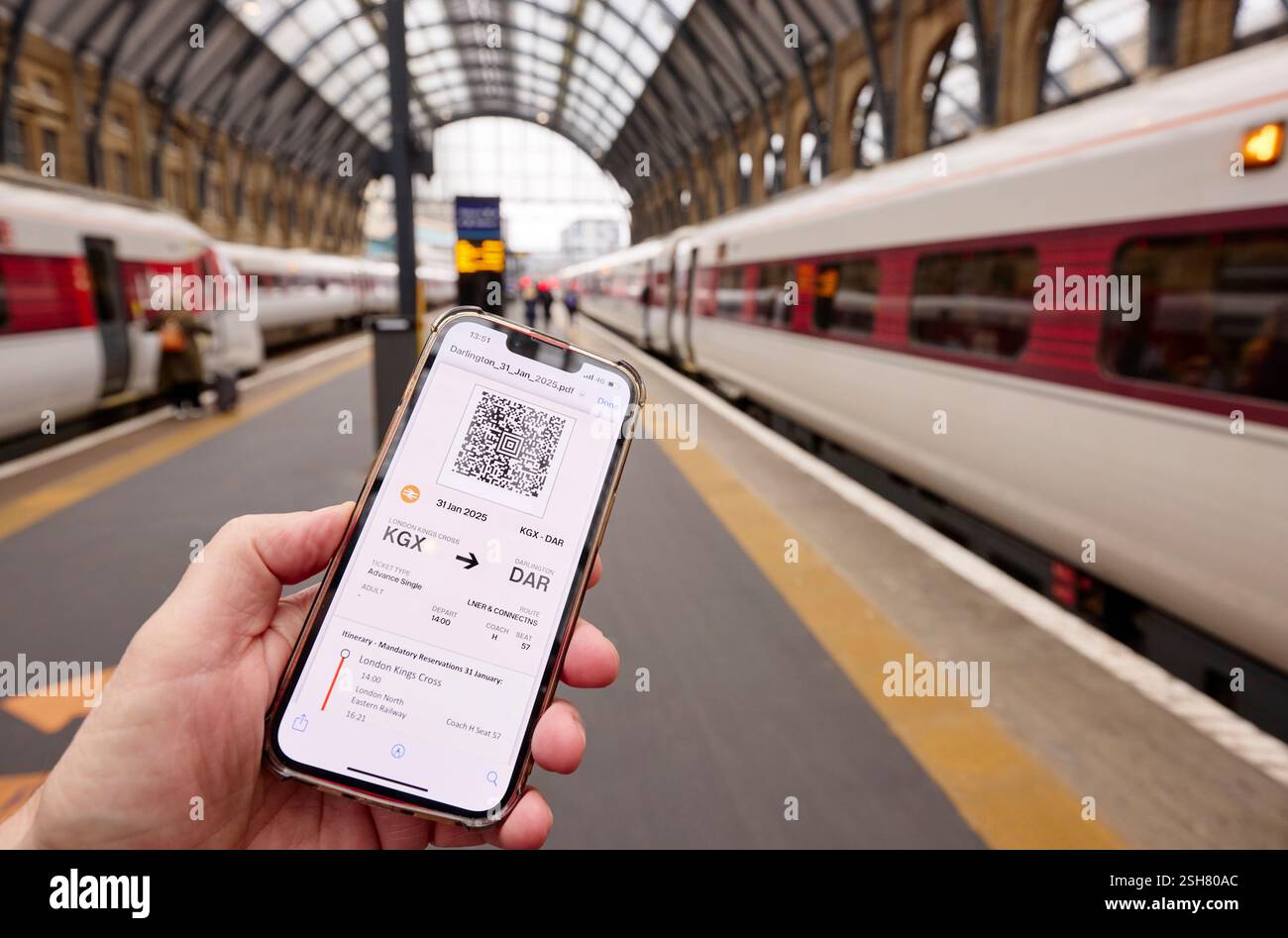 Passeggero in possesso di un biglietto elettronico sul telefono cellulare Foto Stock