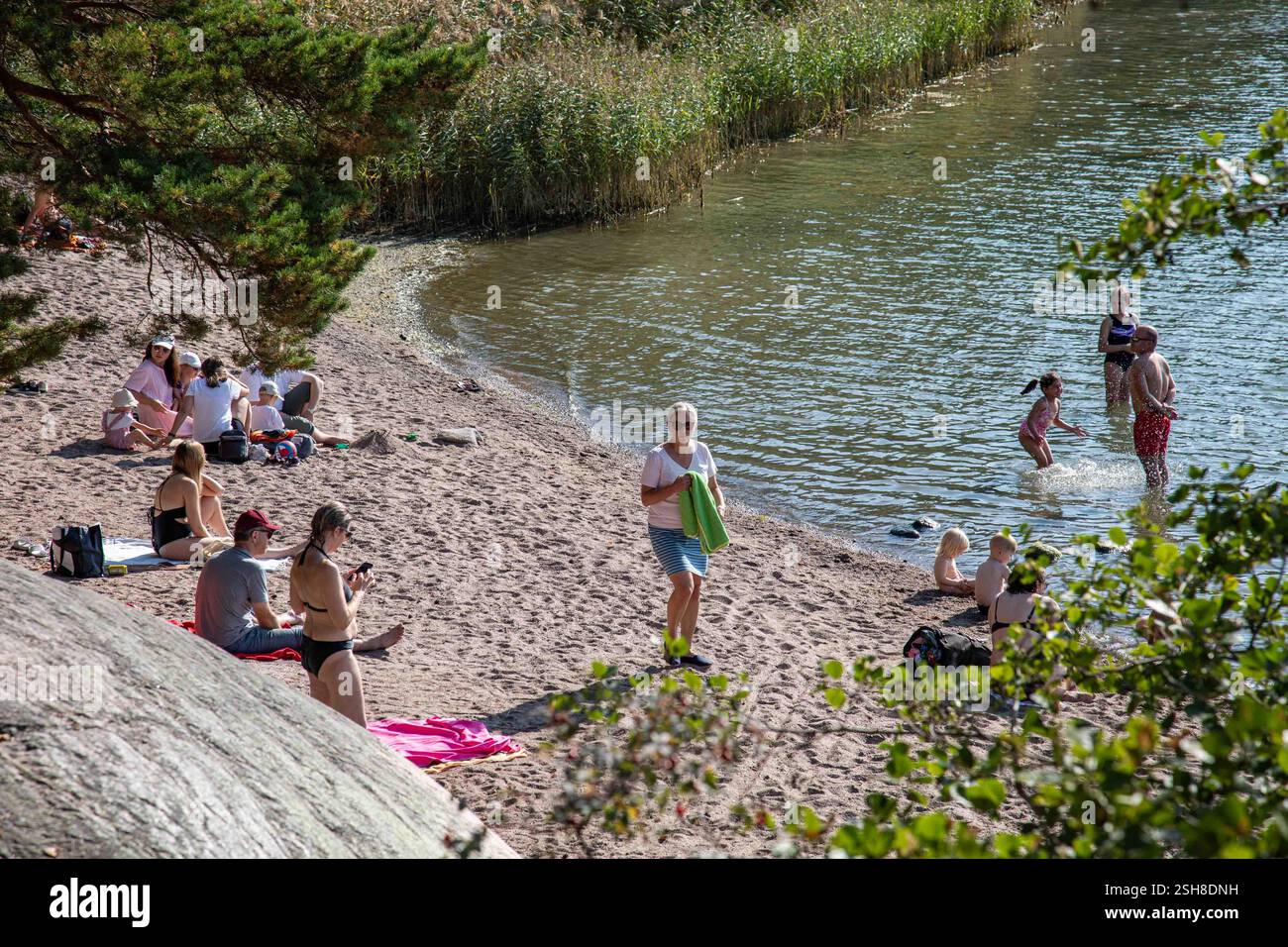 Persone che amano la calda giornata autunnale sulla spiaggia di Seurasaari a Helsinki, Finlandia Foto Stock