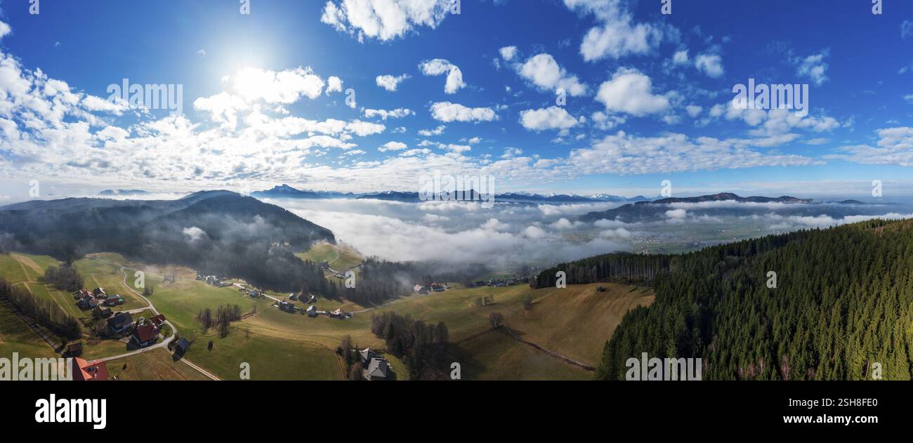 Colpo di droni, vista panoramica sul Mondseeland nella nebbia mattutina, Mondsee, Salzkammergut, alta Austria, Austria, Europa Foto Stock
