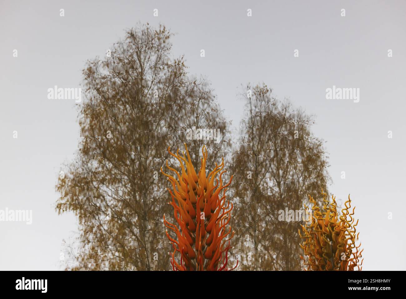 Oggetti di arte vetraria nel giardino delle vetrerie Andreas Apfelthaler, Alt Nagelberg, Waldviertel, bassa Austria, Austria, Austria, Europa Foto Stock