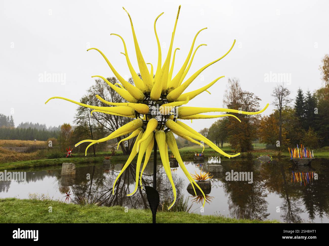 Oggetti di arte vetraria nel giardino delle vetrerie Andreas Apfelthaler, Alt Nagelberg, Waldviertel, bassa Austria, Austria, Austria, Europa Foto Stock