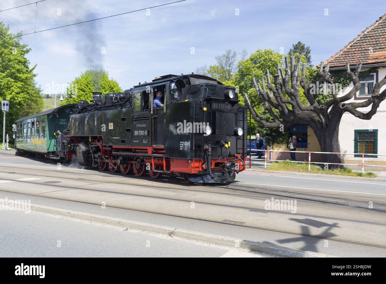 Locomotiva a vapore della ferrovia a scartamento ridotto Loessnitzgrundbahn alla stazione Weisses Ross al passaggio a livello, Radebeul, Sassonia, Germania, Europa Foto Stock
