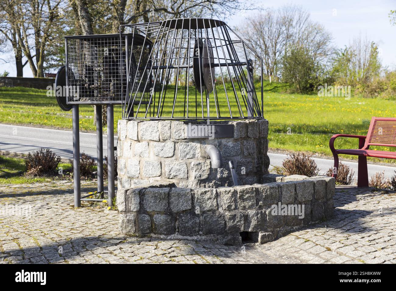 Elementi conservati dell’ex industria tessile integrati in un parco, Eiskeller Neugersdorf, Oberlausitzer Bergland, Sassonia, Germania, Europa Foto Stock