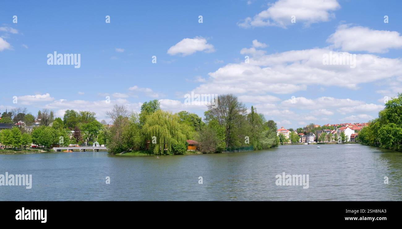 Altenburg, Germania: Vista panoramica sul Big Pond con il famoso piccolo zoo dell'isola Foto Stock