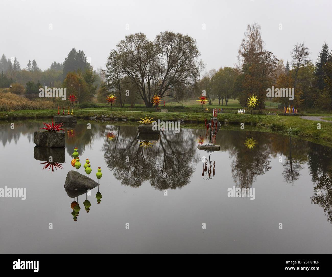 Oggetti di arte vetraria nel giardino delle vetrerie Andreas Apfelthaler, Alt Nagelberg, Waldviertel, bassa Austria, Austria, Austria, Europa Foto Stock