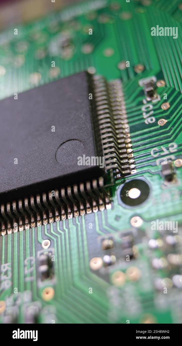 Microchip a semiconduttore sulla scheda elettronica ad alta tecnologia con rapporto d'aspetto 9:16. Messa a fuoco selezionata. Foto Stock