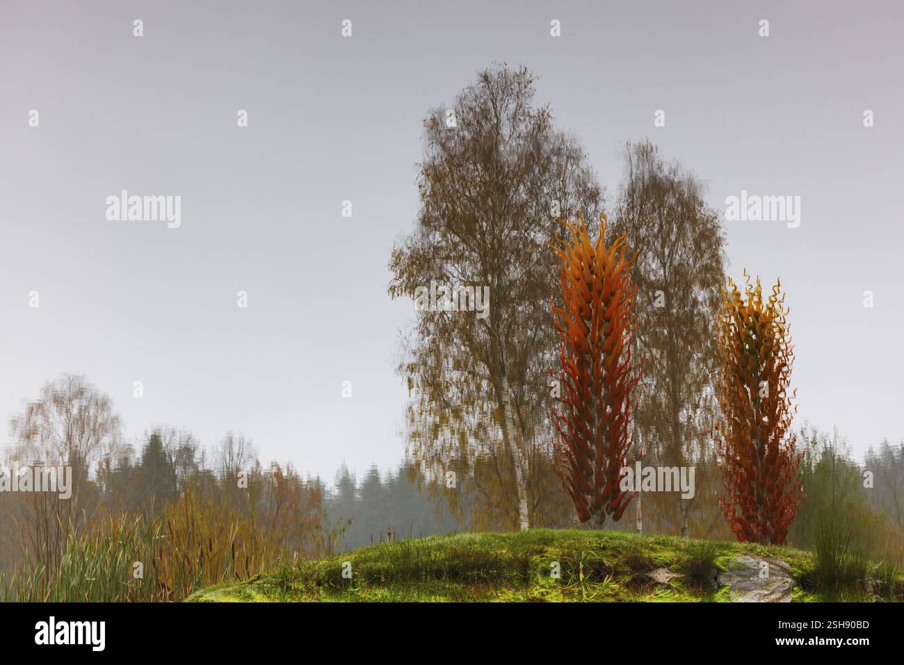 Oggetti di arte vetraria nel giardino delle vetrerie Andreas Apfelthaler, Alt Nagelberg, Waldviertel, bassa Austria, Austria, Austria, Europa Foto Stock