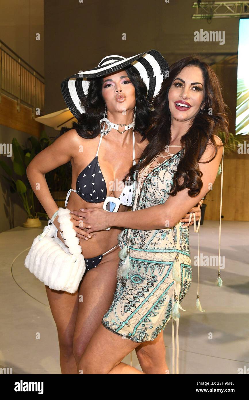 Micaela Schaefer und Janina Youssefian bei der Premiere zum Start der Realityshow „Promis unter Palmen“ (8 Folgen ab 17.February 2025 um 20,15 Uhr bei Foto Stock