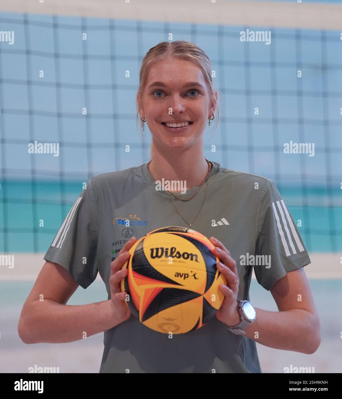 Amburgo, Germania. 10 febbraio 2025. Beach volley: Media Beach Day con le squadre nazionali tedesche al Beach Center, Linda Bock (SSC Palmberg Schwerin) crediti: Marcus Brandt/dpa/Alamy Live News Foto Stock
