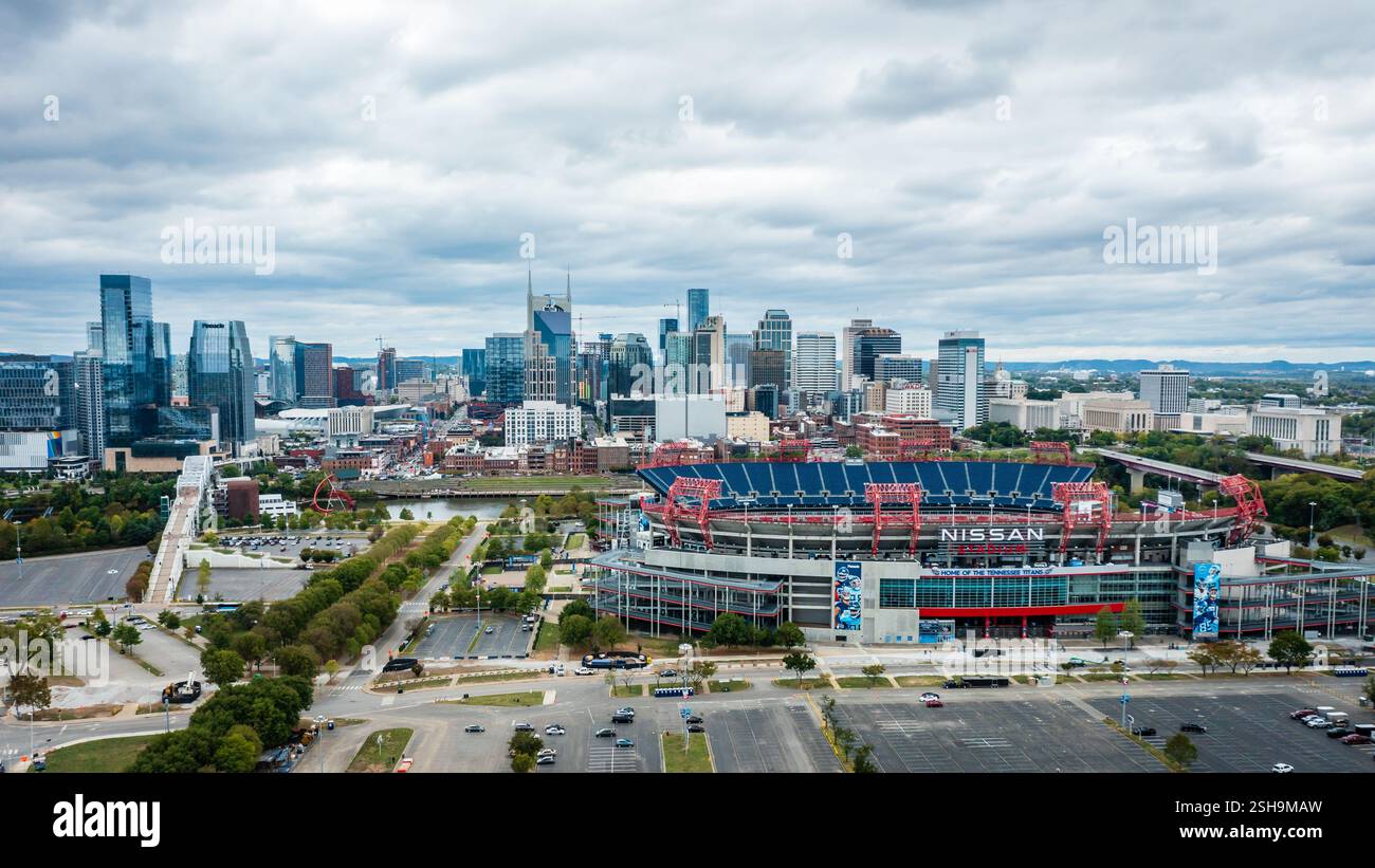 13 ottobre 2023, Nashville, Tennessee: Veduta aerea dello stadio di calcio Nissan con il centro di Nashville, Tennessee sullo sfondo Foto Stock