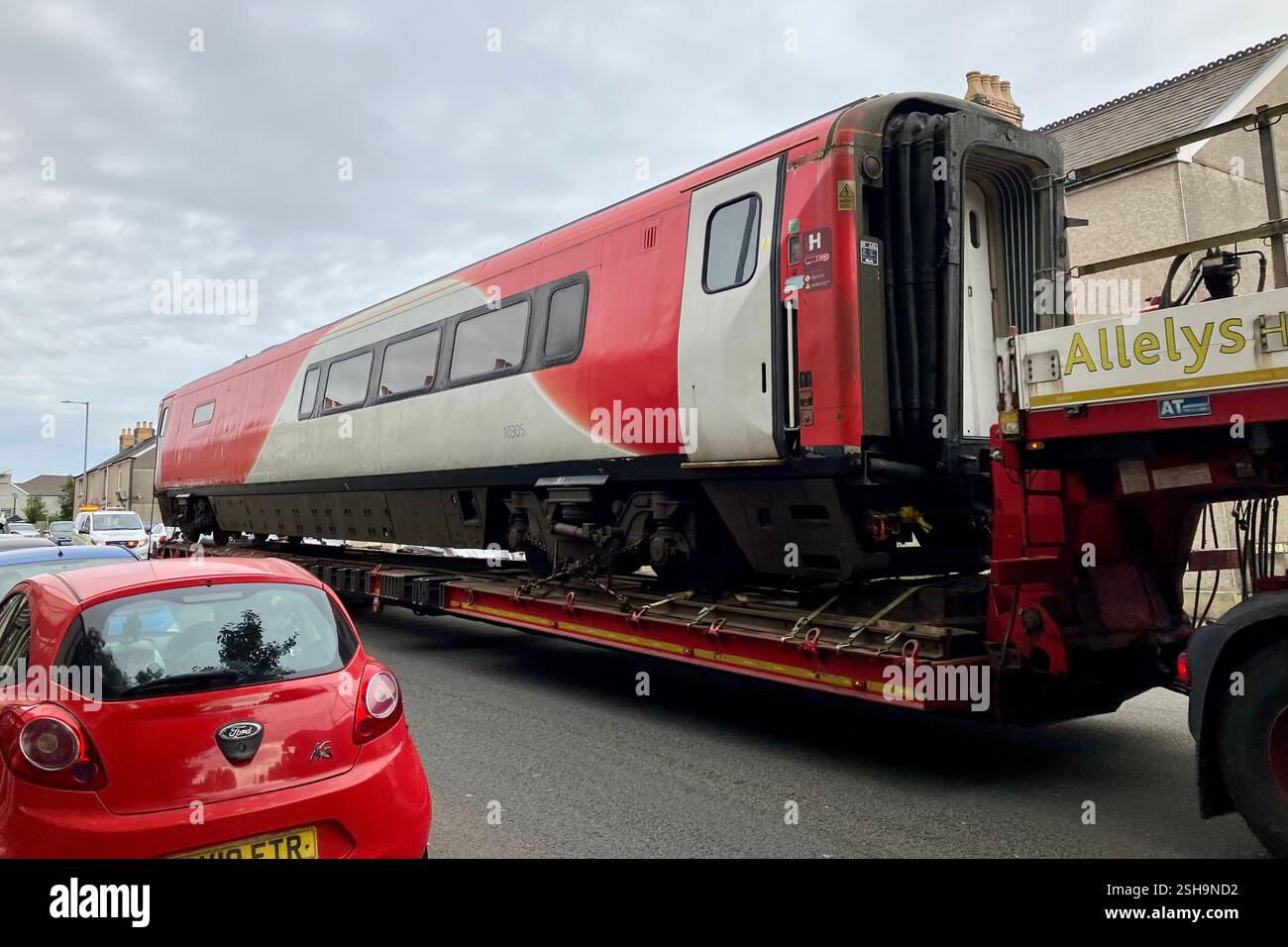 Un pullman passeggeri BR Mark 4 su un caricatore basso che attraversa l'Hafod a Swansea dopo aver lasciato il Landore Depot. 16 ottobre 2023. Foto Stock