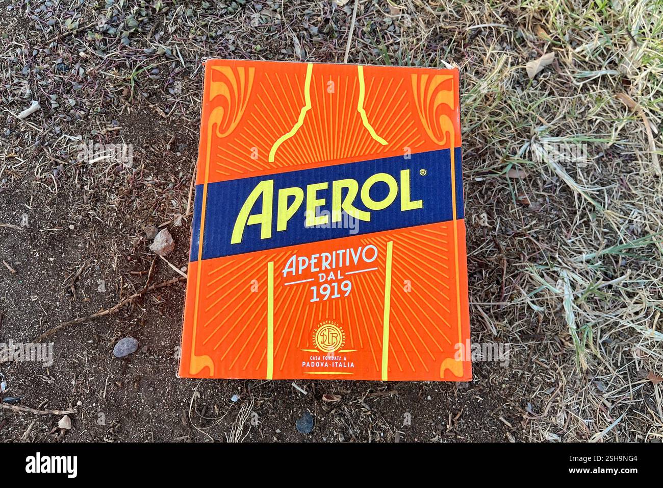 Una scatola di Aperol scartata a Costa Adeje. Tenerife, Isole Canarie, Spagna. 16 gennaio 2025. - Immagine stock catturata con smartphone