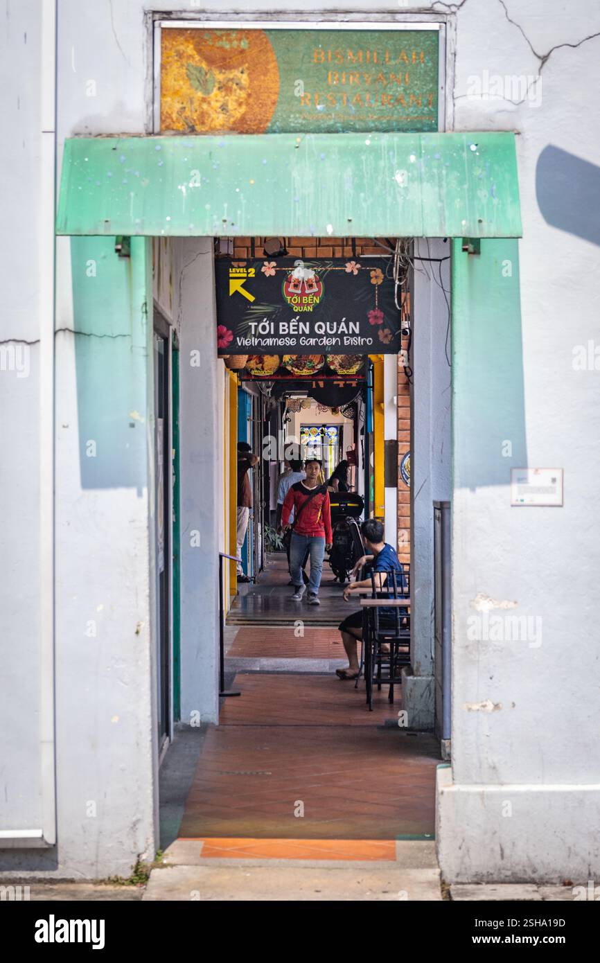 I pedoni passeranno davanti al Toi Ben Quan, un Garden Bistro vietnamita, in una strada della città. Foto Stock