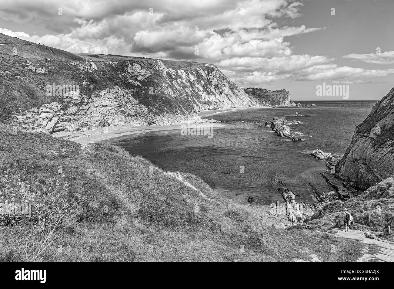 Immagine in bianco e nero di St Oswalds Bay e Man o'War Cove presso la formazione Durdle Door Cliff vicino a Lulworth, Dorset, Inghilterra meridionale, Regno Unito Foto Stock