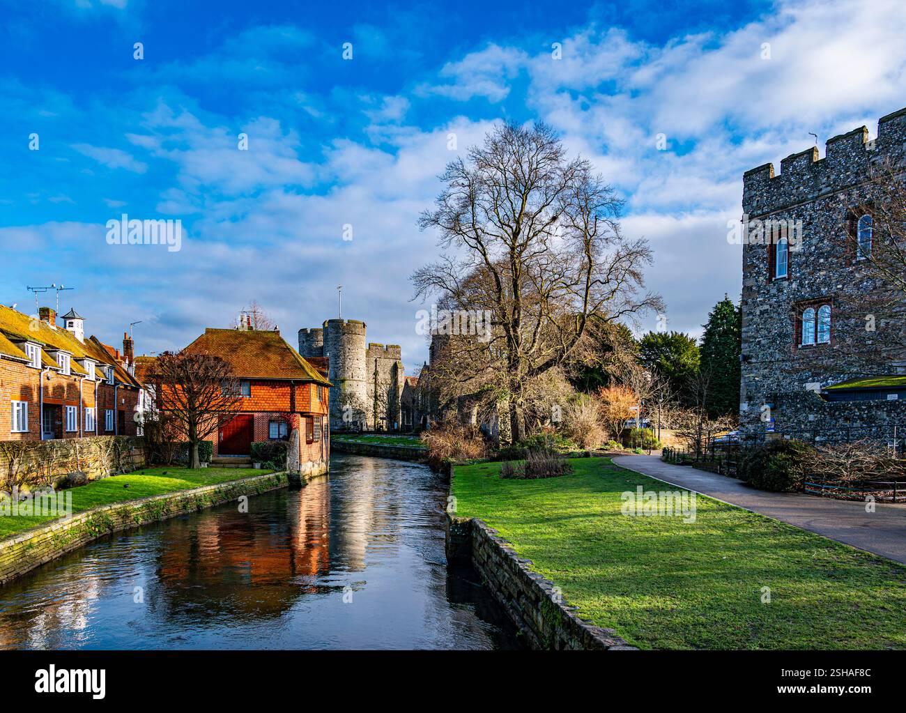 Vista delle Westgate Towers dal fiume Stour a Canterbury Foto Stock