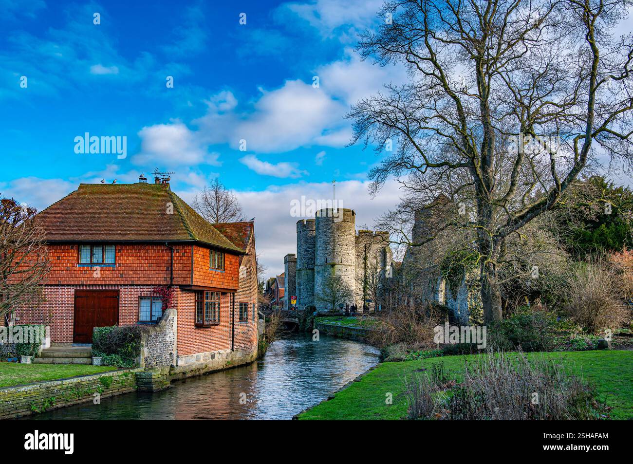 Vista delle Westgate Towers dal fiume Stour a Canterbury Foto Stock