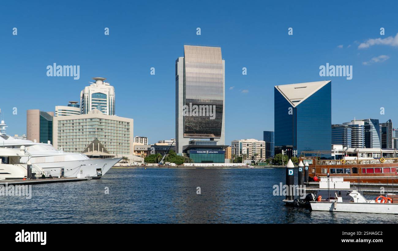Dubai, Emirati Arabi Uniti - 13 novembre 2024: Edificio della National Bank of Dubai NBD o Emirates NBD, visto da al Seef. Foto Stock
