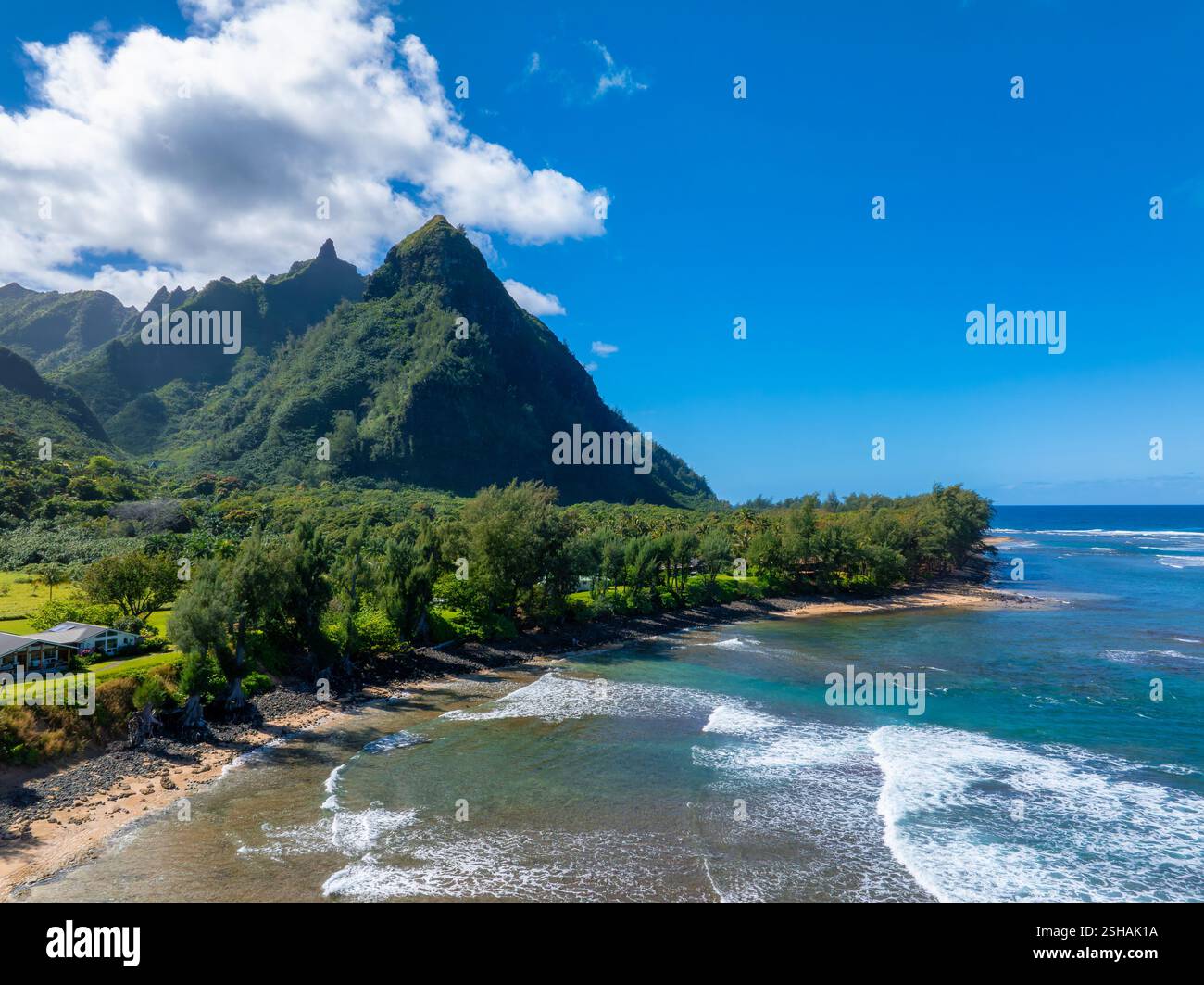 Vista aerea delle scogliere Napali dell'isola di Kauai e della tranquilla costa Foto Stock