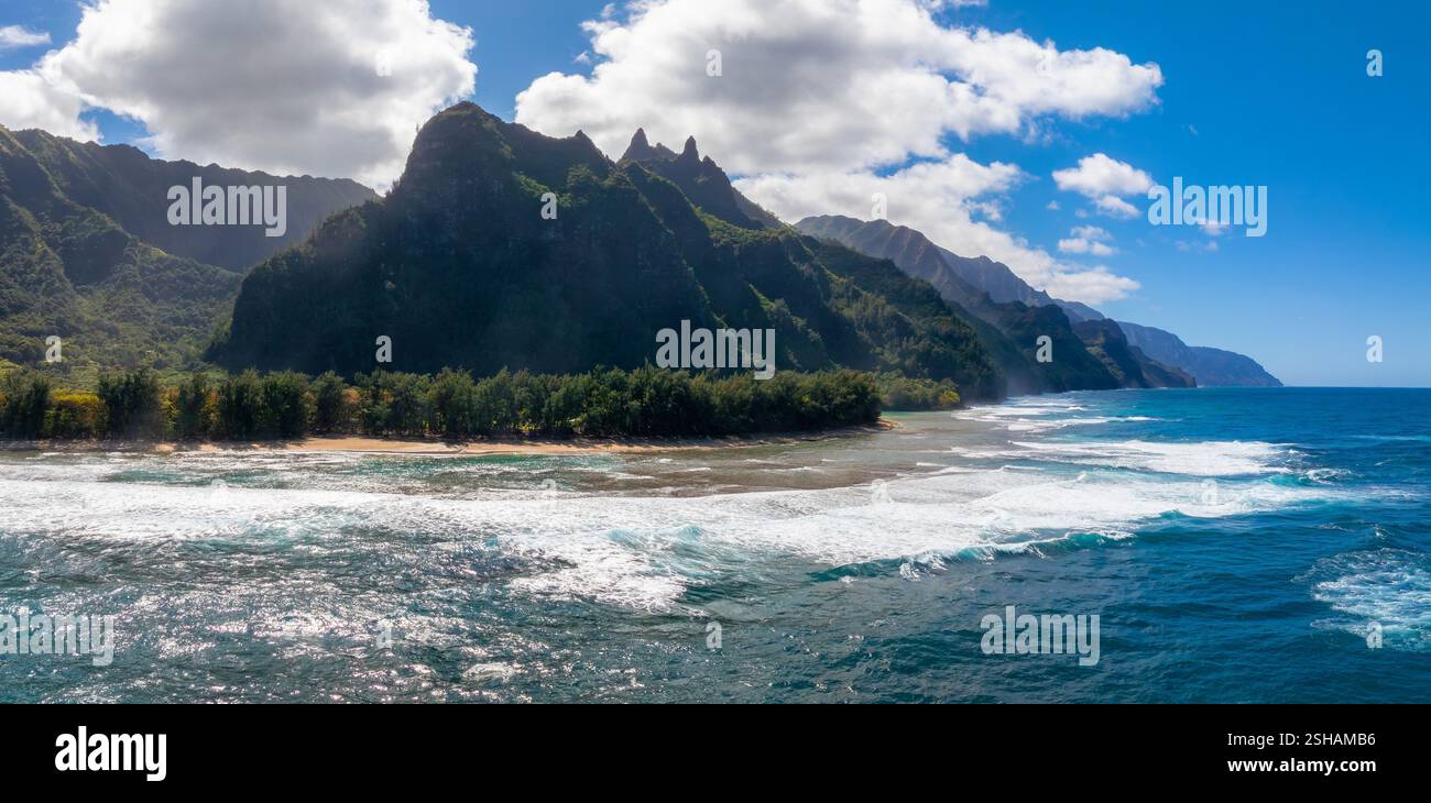 Vista aerea delle scogliere e della spiaggia della costa di Napali sull'isola di Kauai, Hawaii Foto Stock