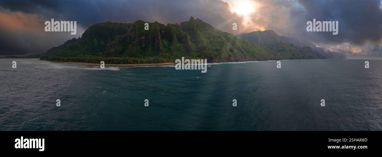 Vista aerea delle scogliere e delle spiagge della costa di Napali sull'isola di Kauai Foto Stock