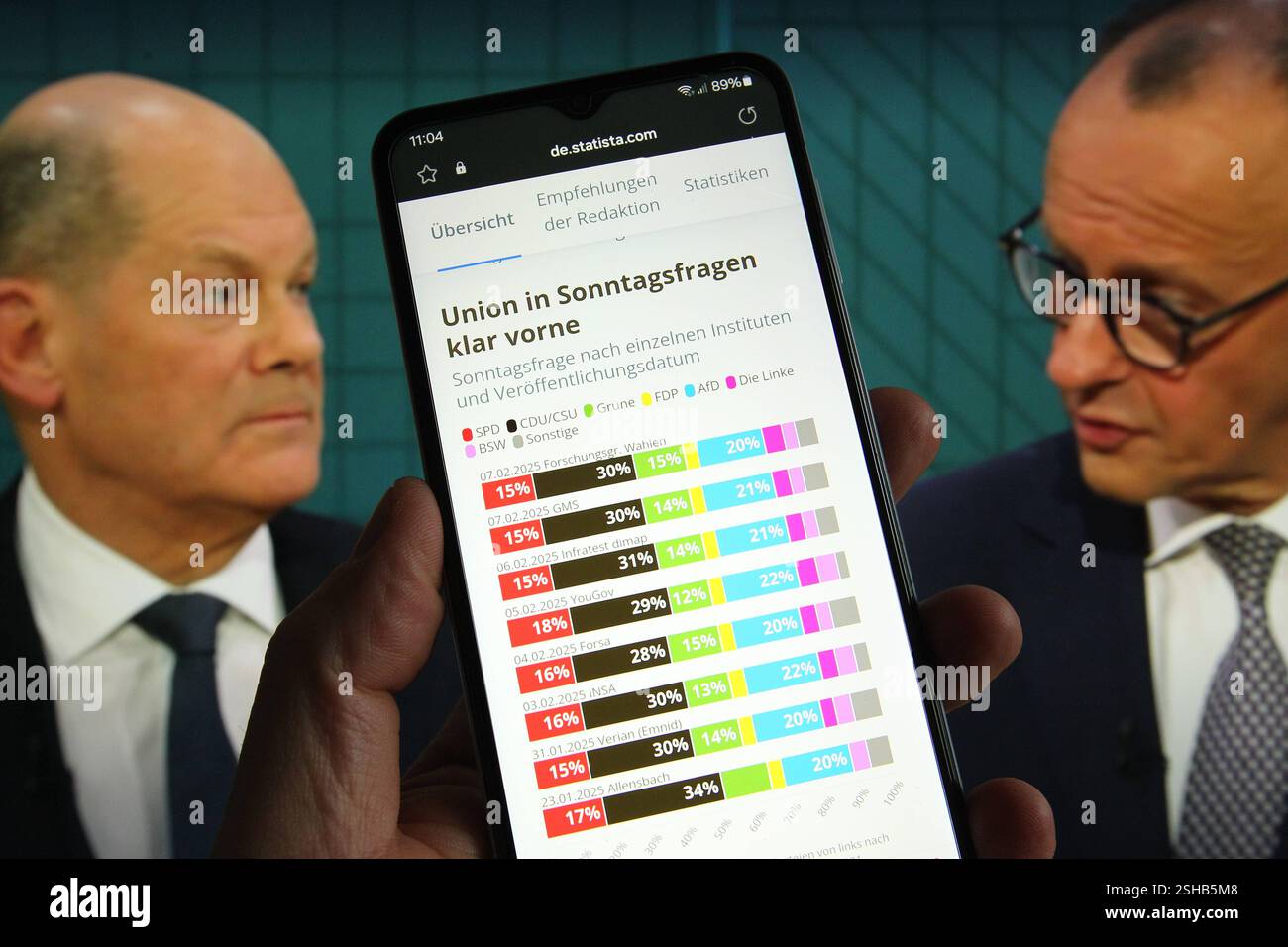 Auf einem laptop wurde die Mediathek der ARD aufgerufen. Dort wird die Aufzeichnung des TV-Duells zwischen den beiden Kanzlerkandidaten für die kommende Bundestagswahl, Olaf Scholz SPD, l. und Friedrich Merz CDU, abgespielt. Davor wurde auf einem smartphone eine Prognose zum Ausgang der Wahl aufgerufen. Schnelsen Hamburg *** la libreria multimediale ARD è stata richiamata su un portatile la registrazione del duello televisivo tra i due candidati alla cancelleria nelle prossime elezioni del Bundestag, Olaf Scholz SPD e Friedrich Merz CDU , è stata riprodotta su uno smartphone prima di una previsione dell'esito delle elezioni Foto Stock