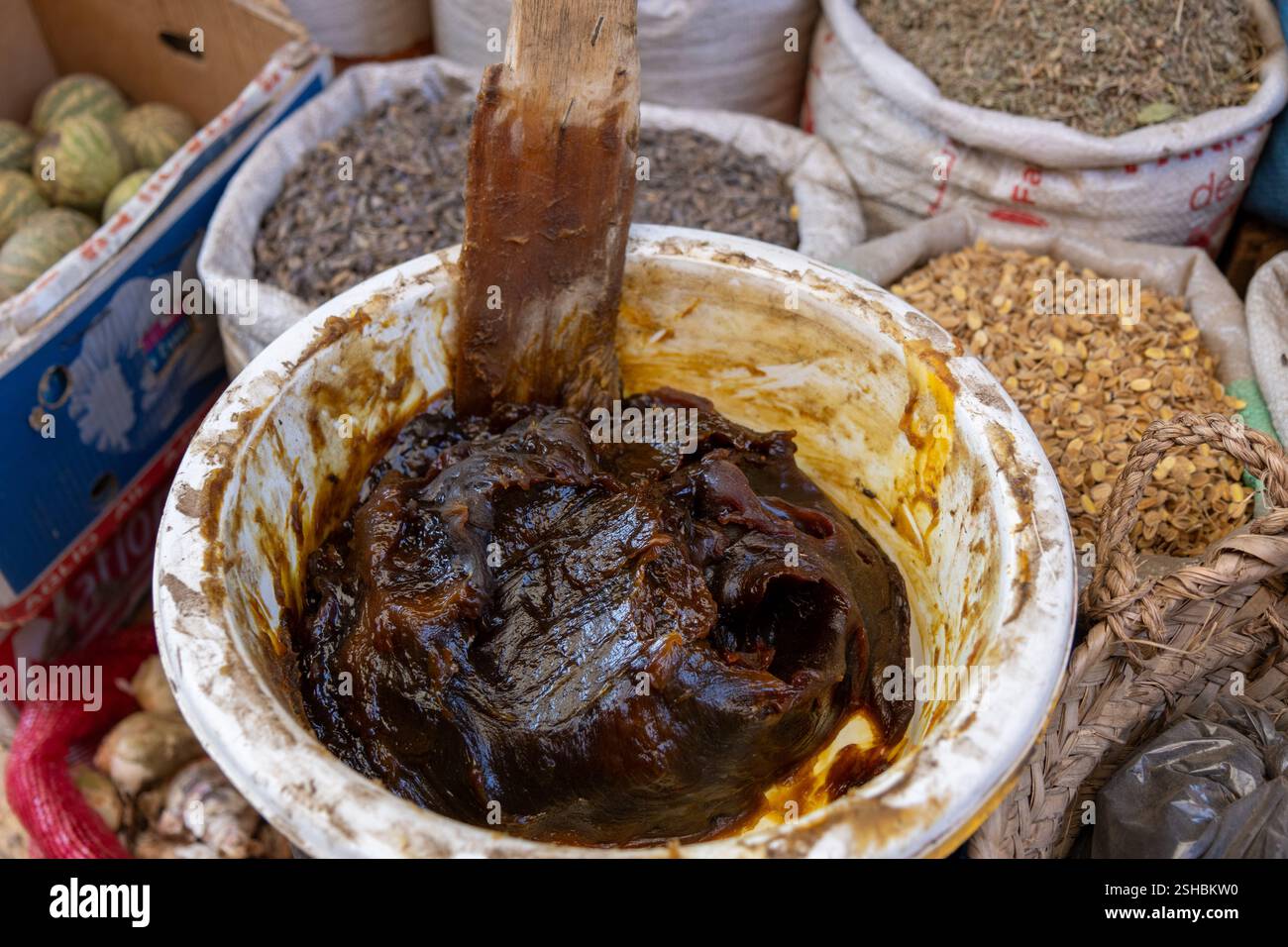 Il sapone nero Beldi è una pasta esfoliante di eccezionale qualità, realizzata con olive nere e olio di argan. Rituale hammam, Marrakech, Marocco. Foto Stock