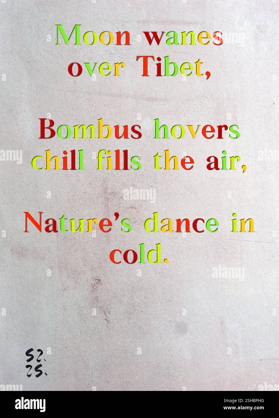 La Luna si aggira sul Tibet, Bombus si libra sul freddo e riempie l'aria, la danza della natura al freddo. Bernard Charpentier's Silver Writers' Guild. Arte di Zsuzsa Szikra. Poetry Art Print, Triplumes è una forma poetica unica ispirata al tradizionale haiku, composta da tre righe che catturano momenti di chiarezza, emozione e approfondimento. Nella nostra collezione abbracciamo la libertà del linguaggio, dove la fusione delle parole e la rimozione dei trattini è più di una scelta stilistica: È un modo per trasmettere unità e vicinanza tra le idee, creando un'espressione fluida e compatta che risuona con i ritmi della vita moderna. Foto Stock