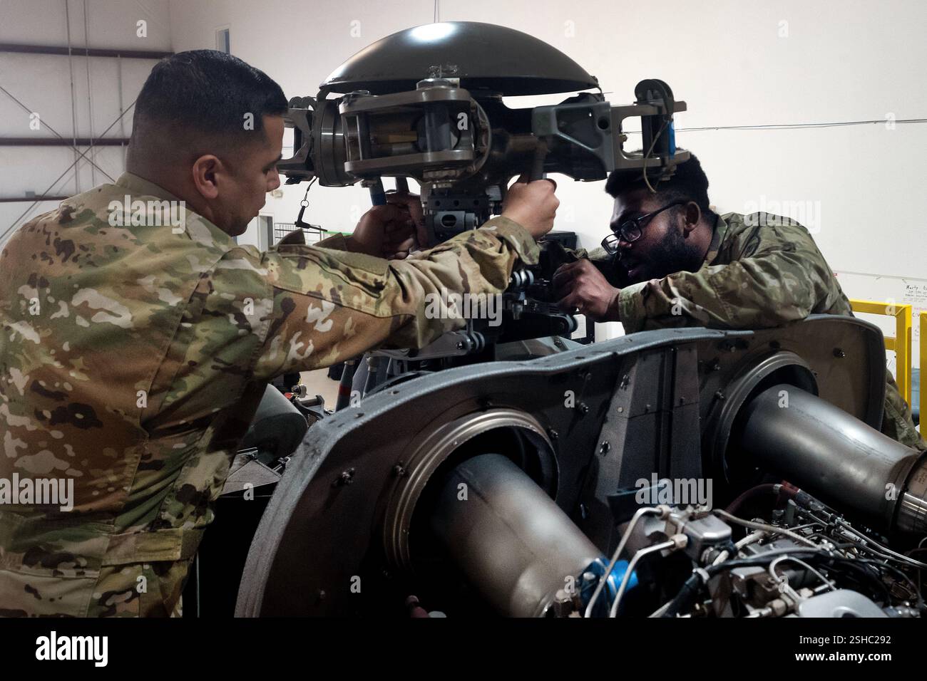 U.S. Soldiers with B Company, 3rd Battalion, 140th Aviation Regiment, California Army National Guard riassembla componenti della testa principale del rotore di un elicottero UH-72 Lakota mentre eseguiva la manutenzione di routine vicino a Dona Ana, Texas, 29 gennaio 2025. Lo U.S. Northern Command sta collaborando con il Department of Homeland Security per aumentare le dogane e la protezione dei confini degli Stati Uniti lungo il confine meridionale con ulteriori forze militari. Questo schieramento iniziale di oltre 1.600 membri del personale in servizio attivo porta il totale delle forze militari del titolo 10 lungo il confine a quasi 4.000 membri del personale. (U.S. Army p Foto Stock