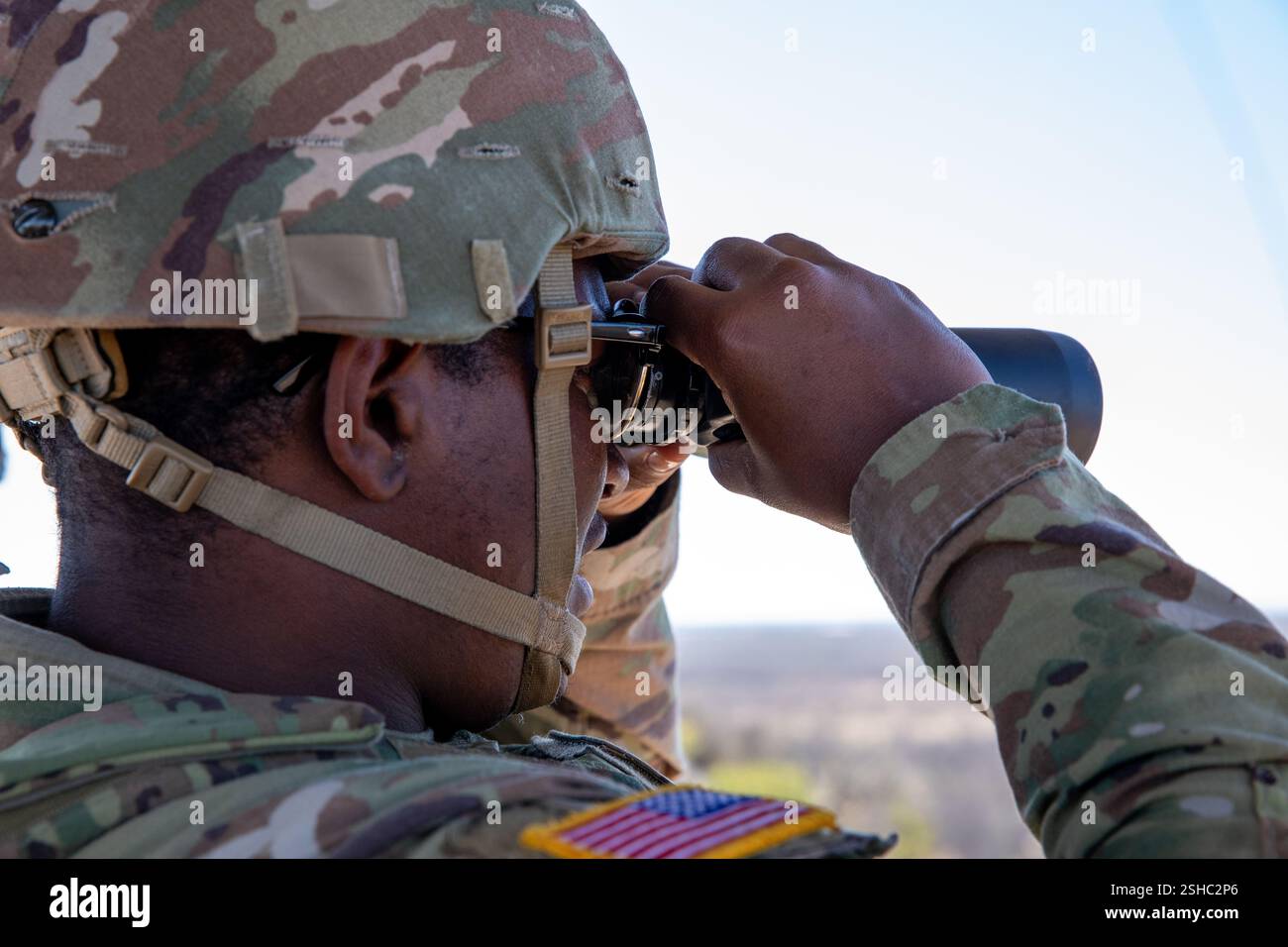 Un soldato degli Stati Uniti con la 877th Engineer Company, Georgia Army National Guard, conduce operazioni di sicurezza vicino al confine meridionale a del Rio, Texas, 31 gennaio 2025. Lo U.S. Northern Command sta collaborando con il Department of Homeland Security per aumentare le dogane e la protezione dei confini degli Stati Uniti lungo il confine meridionale con ulteriori forze militari. Questo schieramento iniziale di oltre 1.600 membri del personale in servizio attivo porta il totale delle forze militari del titolo 10 lungo il confine a quasi 4.000 membri del personale. (Foto della Guardia Nazionale dell'Esercito degli Stati Uniti di Christy Van Drunen) Foto Stock