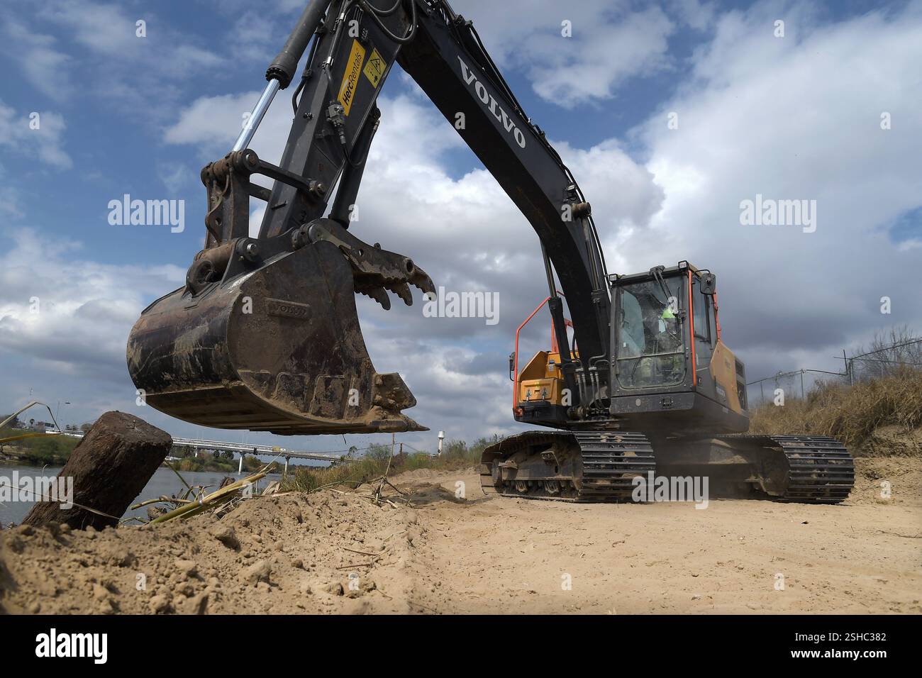 Un soldato degli Stati Uniti con la Guardia Nazionale dell'Esercito del Texas, assegnato alla Texas Tactical Border Force, pulisce pennello e costeggia il bordo di un percorso lungo il lato statunitense del fiume Rio grande vicino a Roma, Texas, per aiutare la pattuglia di confine degli Stati Uniti a muoversi attraverso l'area e monitorare eventuali valichi di frontiera illegali, 5 febbraio 2025. Il TTBF, composto da membri della Guardia Nazionale del Texas in uno stato di servizio attivo, lavora con funzionari delle forze dell'ordine statali e federali, tra cui la pattuglia di frontiera degli Stati Uniti, con una missione continua per scoraggiare, individuare e fermare i valichi di frontiera illegali e per interdire Foto Stock