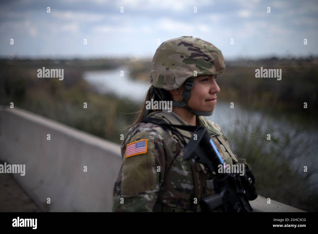 Un soldato degli Stati Uniti con la Guardia Nazionale dell'Esercito del Texas guarda oltre il fiume Rio grande vicino a Roma, Texas, mentre prende parte alle operazioni di confine con la Texas Tactical Border Force, 5 febbraio 2025. Il TTBF, composto da membri della Guardia Nazionale del Texas in uno stato di servizio attivo, lavora con funzionari delle forze dell'ordine statali e federali, tra cui la pattuglia di frontiera degli Stati Uniti, con una missione continua per scoraggiare, individuare e fermare i valichi di frontiera illegali e per interdire i criminali transnazionali. (Foto dell'esercito degli Stati Uniti del sergente Jon Soucy di prima classe) Foto Stock