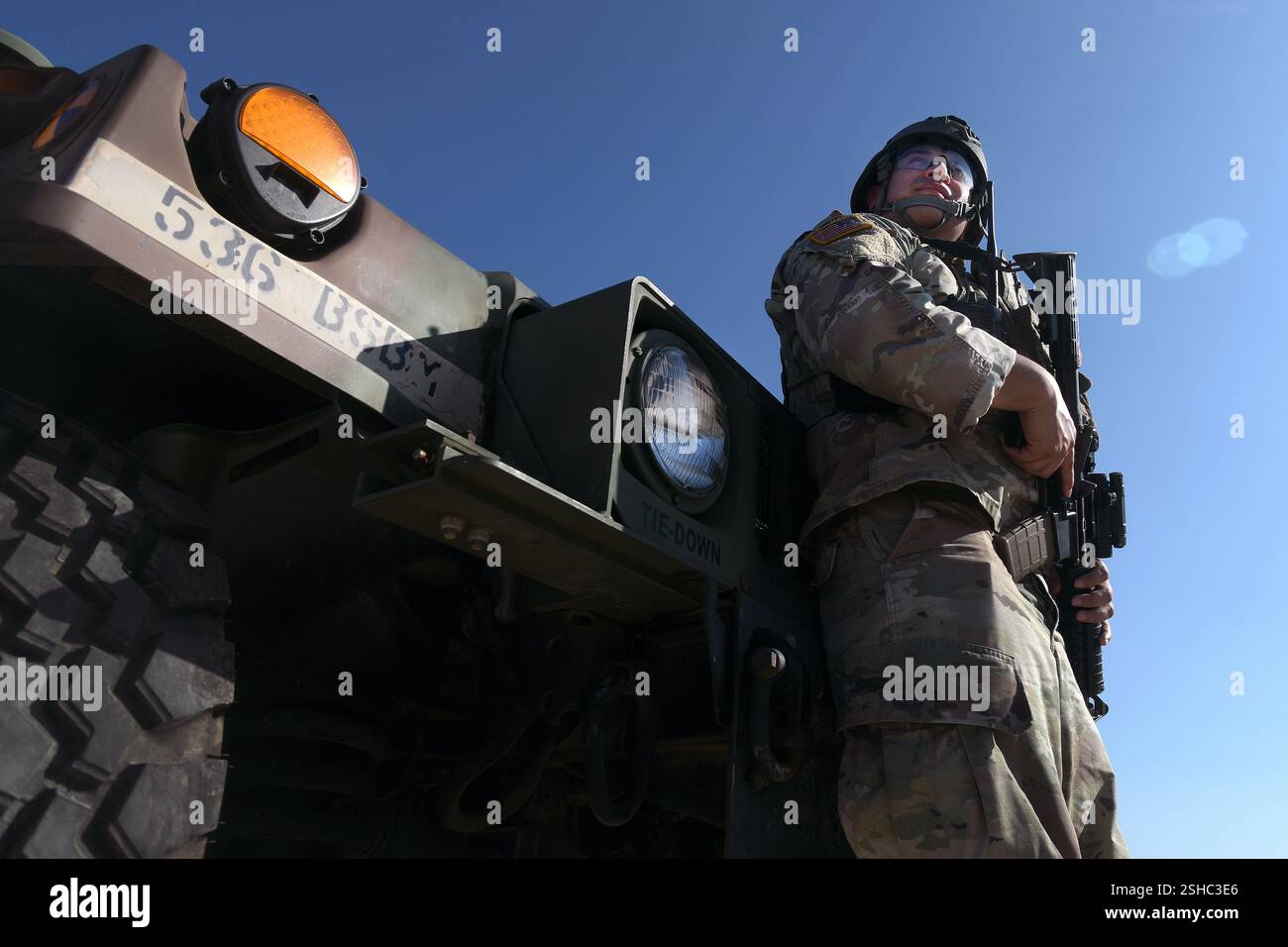 Marcus Galicia, un fanteria della compagnia B, 2nd Battalion, 142nd Infantry Regiment, Texas Army National Guard, monitora un'area lungo il confine meridionale vicino a Brownsville, Texas, come parte di operatiosn con la Texas Tactical Border Force, 3 febbraio 2025. Il TTBF è composto da membri della Guardia Nazionale del Texas in uno stato di servizio attivo che lavorano con funzionari delle forze dell'ordine statali e federali, tra cui la pattuglia di frontiera degli Stati Uniti, con una missione continua per scoraggiare, individuare e fermare i valichi di frontiera illegali e per interdire i criminali transnazionali. (Foto dell'esercito degli Stati Uniti del sergente Jon Soucy di prima classe) Foto Stock