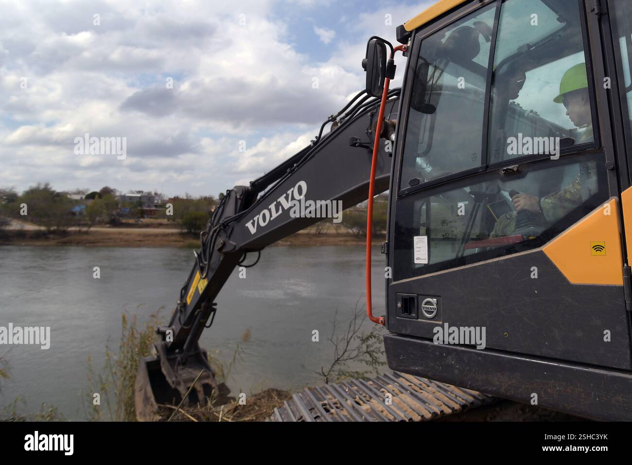 Un soldato degli Stati Uniti con la Guardia Nazionale dell'Esercito del Texas, assegnato alla Texas Tactical Border Force, pulisce pennello e costeggia il bordo di un percorso lungo il lato statunitense del fiume Rio grande vicino a Roma, Texas, per aiutare la pattuglia di confine degli Stati Uniti a muoversi attraverso l'area e monitorare eventuali valichi di frontiera illegali, 5 febbraio 2025. Il TTBF, composto da membri della Guardia Nazionale del Texas in uno stato di servizio attivo, lavora con funzionari delle forze dell'ordine statali e federali, tra cui la pattuglia di frontiera degli Stati Uniti, con una missione continua per scoraggiare, individuare e fermare i valichi di frontiera illegali e per interdire tra Foto Stock