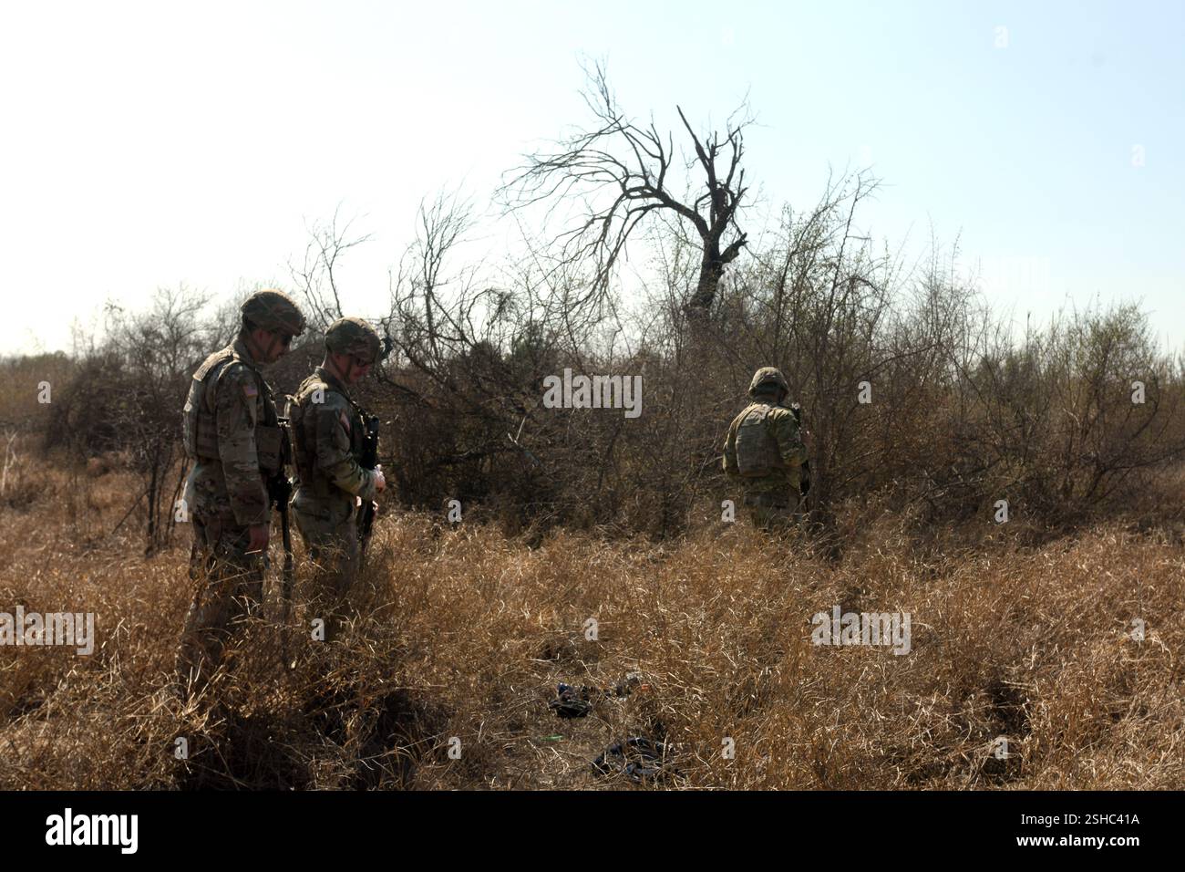 I soldati degli Stati Uniti con la Texas Army National Guard controllano l'attività dei migranti e le prove di valichi di frontiera illegali in un'area boscosa lungo il confine meridionale vicino a McAllen, Texas, come parte della Texas Tactical Border Force, 3 febbraio 2025. Il TTBF è composto da membri della Guardia Nazionale del Texas in uno stato di servizio attivo che lavorano con funzionari delle forze dell'ordine statali e federali, tra cui la pattuglia di frontiera degli Stati Uniti, con una missione continua per scoraggiare, individuare e fermare i valichi di frontiera illegali e per interdire i criminali transnazionali. (Foto dell'esercito degli Stati Uniti del sergente Jon Soucy di prima classe) Foto Stock