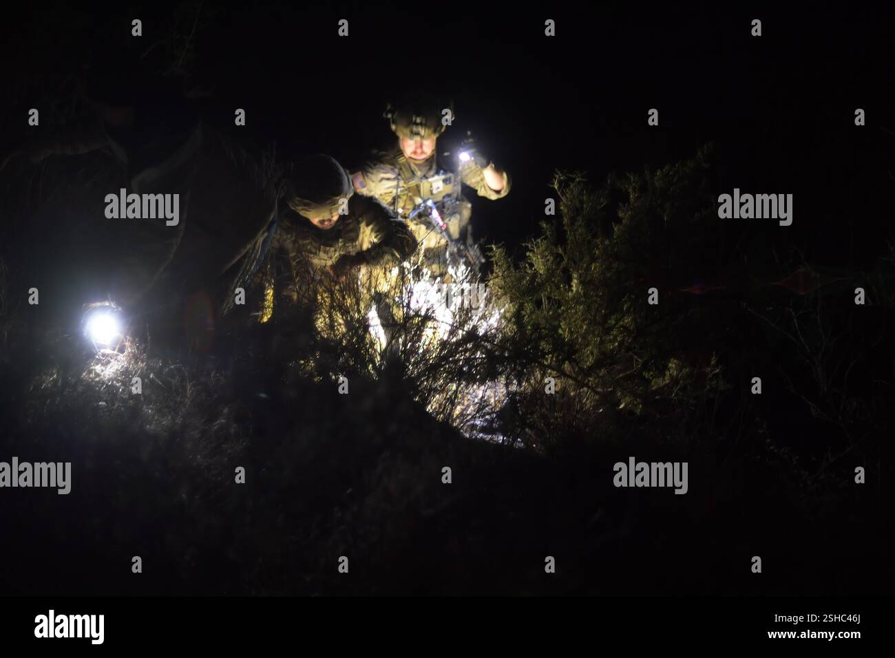 Soldati statunitensi con la Texas Army National Guard, assegnati alla Texas Tactical Border Force, cercano un valico di frontiera lungo una ripida riva del fiume Rio grande vicino a Roma, Texas, dopo aver osservato individui in una zattera che attraversa il fiume dal Messico, 5 febbraio 2025. Il TTBF, composto da membri della Guardia Nazionale del Texas in uno stato di servizio attivo, lavora con funzionari delle forze dell'ordine statali e federali, tra cui la pattuglia di frontiera degli Stati Uniti, con una missione continua per scoraggiare, individuare e fermare i valichi di frontiera illegali e per interdire i criminali transnazionali. (Foto U.S. Army di Sgt. 1st Class Jon Souc Foto Stock